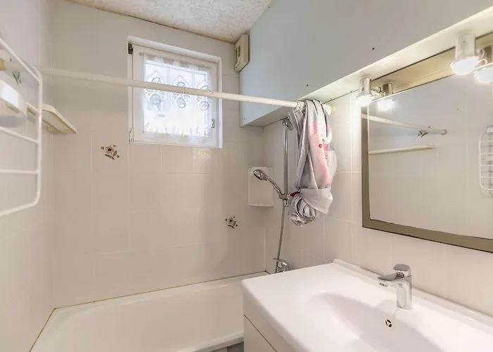 Apartman T2 6 Pers Avec Balcon, Parking Prive, Proche Commodites Et Stations De - Fr-1-402-122